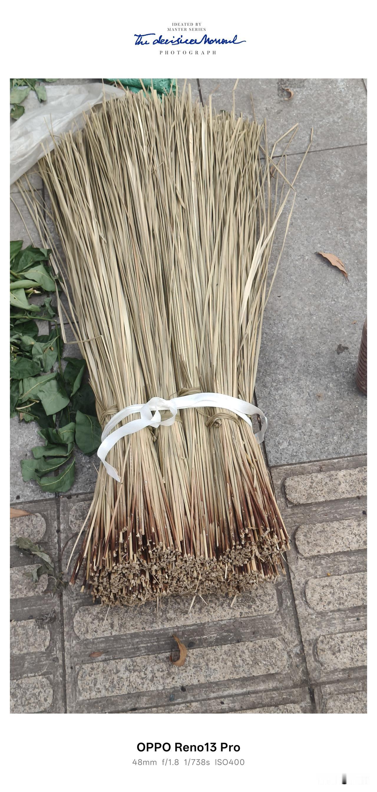 在峨眉市集偶遇包粽专用金丝草，纯天然捆绳，太难得。[赞][赞][赞]
 今天在峨