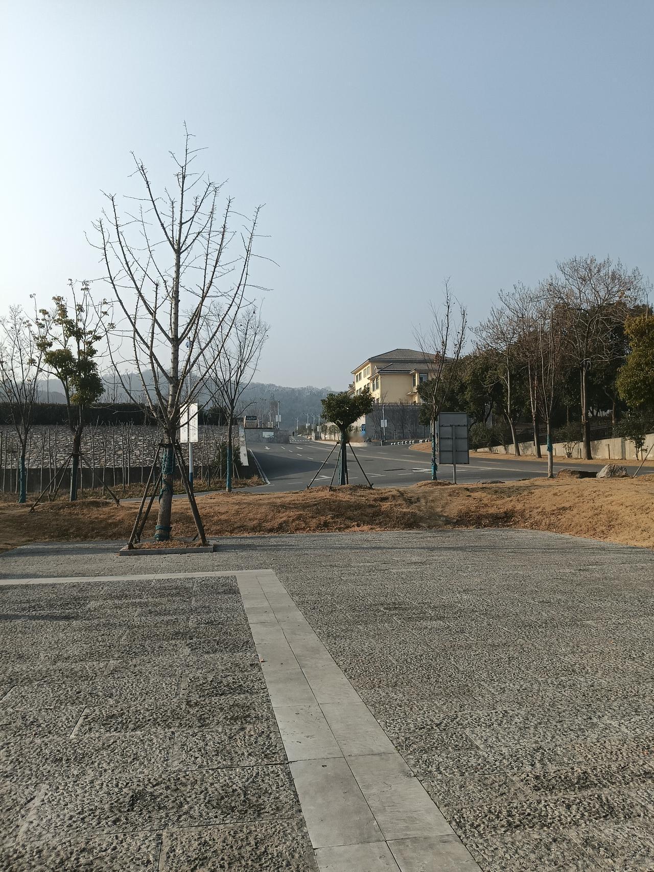 “环滁皆山也。其西南诸峰，林壑尤美，望之蔚然而深秀者，琅琊也” 。琅琊山，宛如一