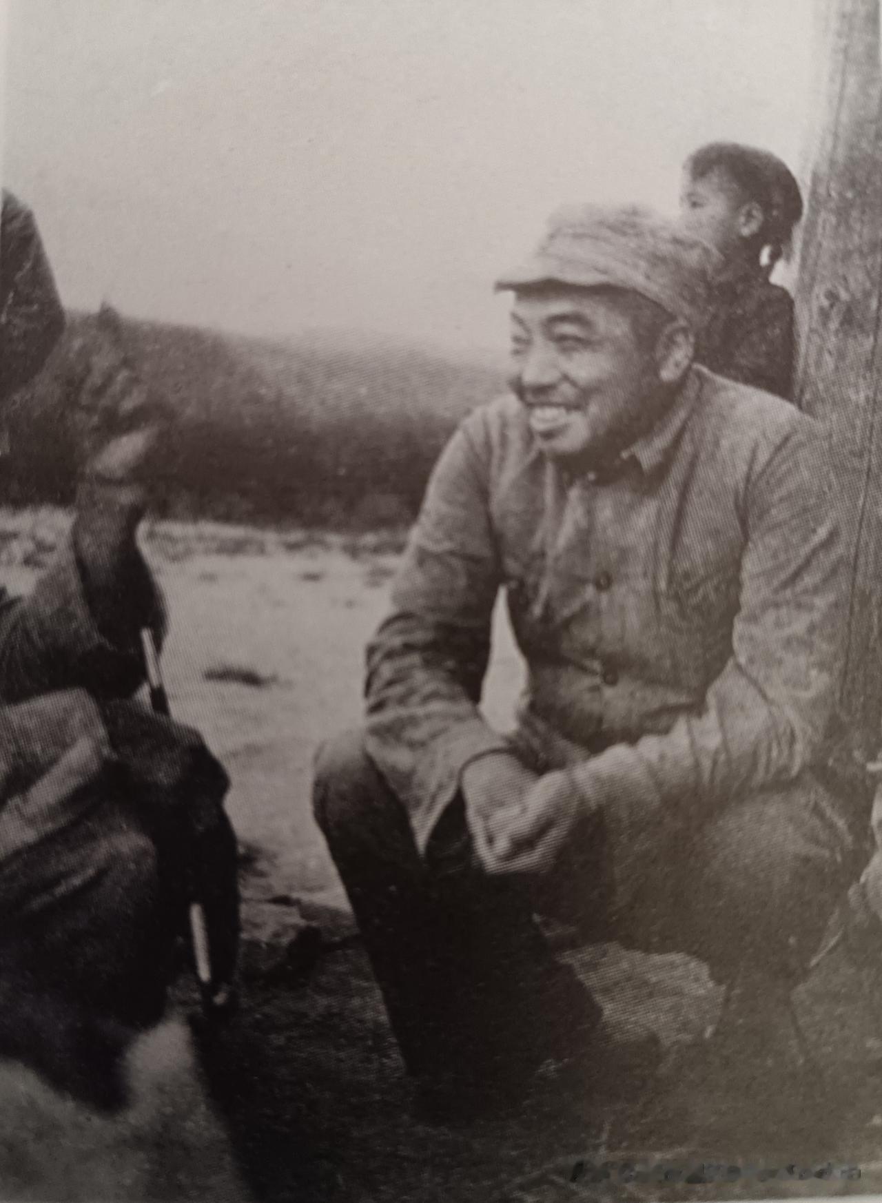 延安1944：笑容灿烂的彭老总与老乡亲切聊天

这帧珍贵影像拍摄于1944年春夏