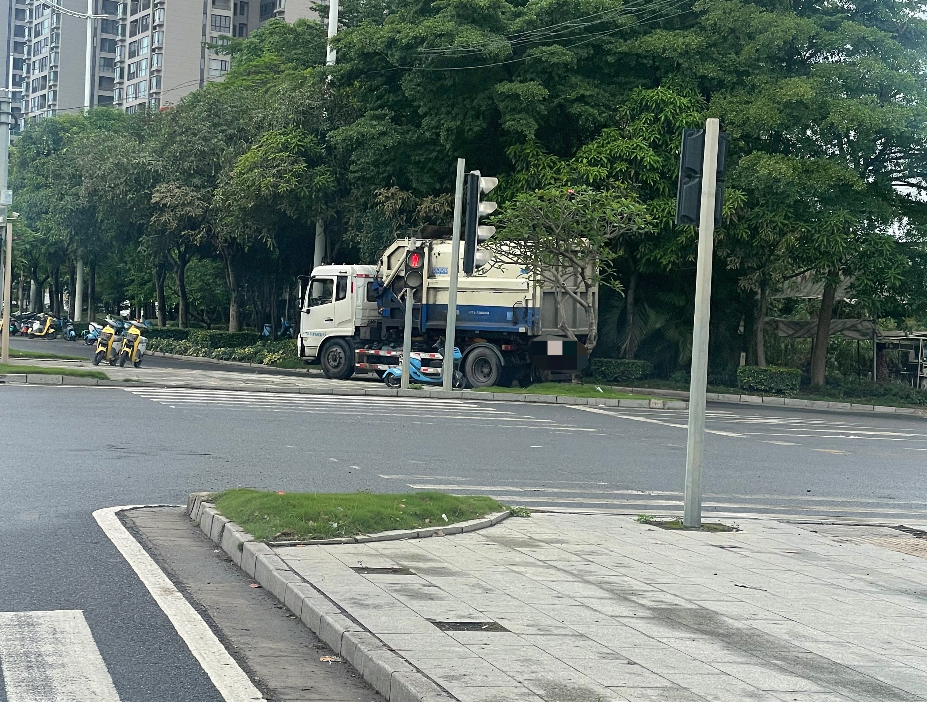 玉林一垃圾清运车从红绿灯旁边转弯过马路5月4日上午9点48分，玉林市二环北路新一