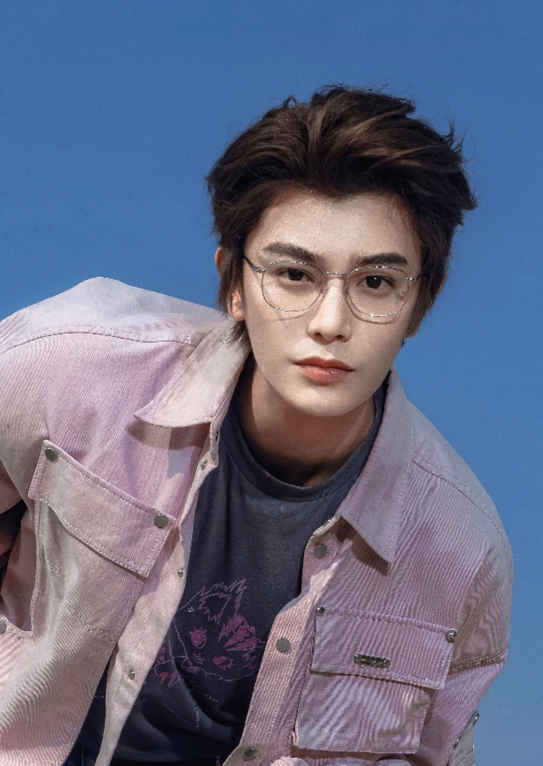 丁禹兮发博说我继续努力一句话干净又治愈，保持初心好好拍戏，努力的人终会被看见。丁