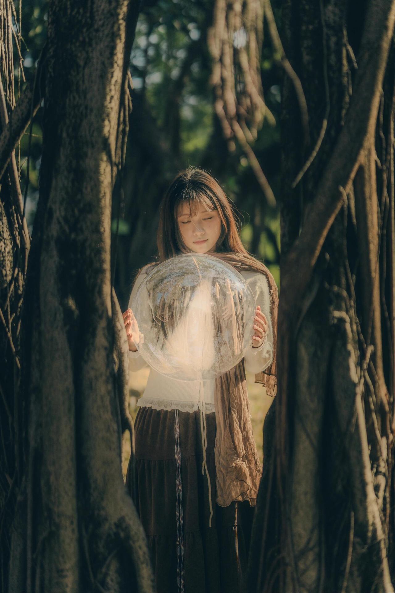 如果让你带着模特在树林里，你会怎样找光？并恰当利用现场的光影呢？午后的阳光透过树