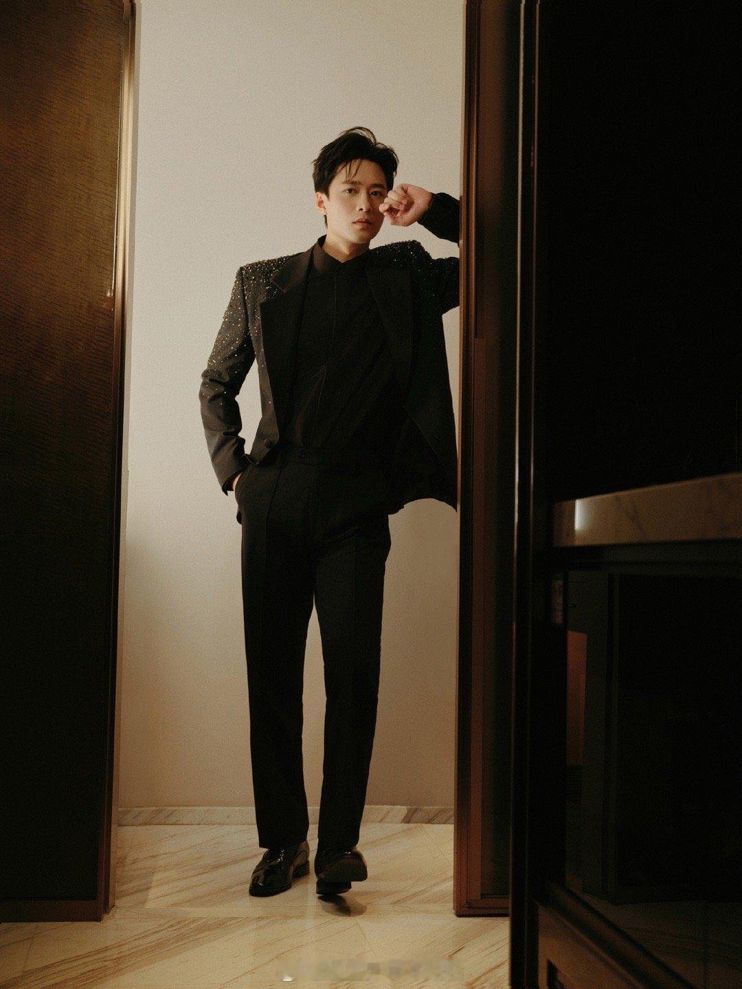 王皓祯走红毯像极了新人上班 王皓祯这红毯走得也太真实了！完全就是职场新人第一天的