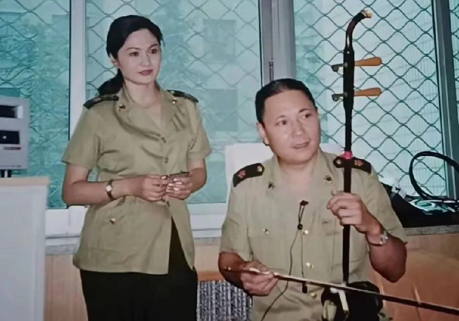 年轻时的韩月乔与卢奇，卢奇在拉着二胡、韩月乔在伴唱，美好的青春时光。年轻时韩月乔