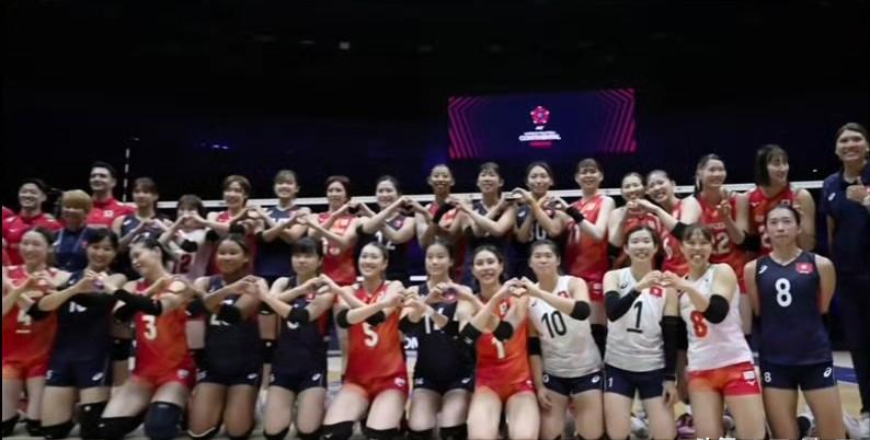 中国香港女排这回彻底尴尬了！亚锦赛惨败日本女排赛后的亲密合影被当地媒体痛批，不仅