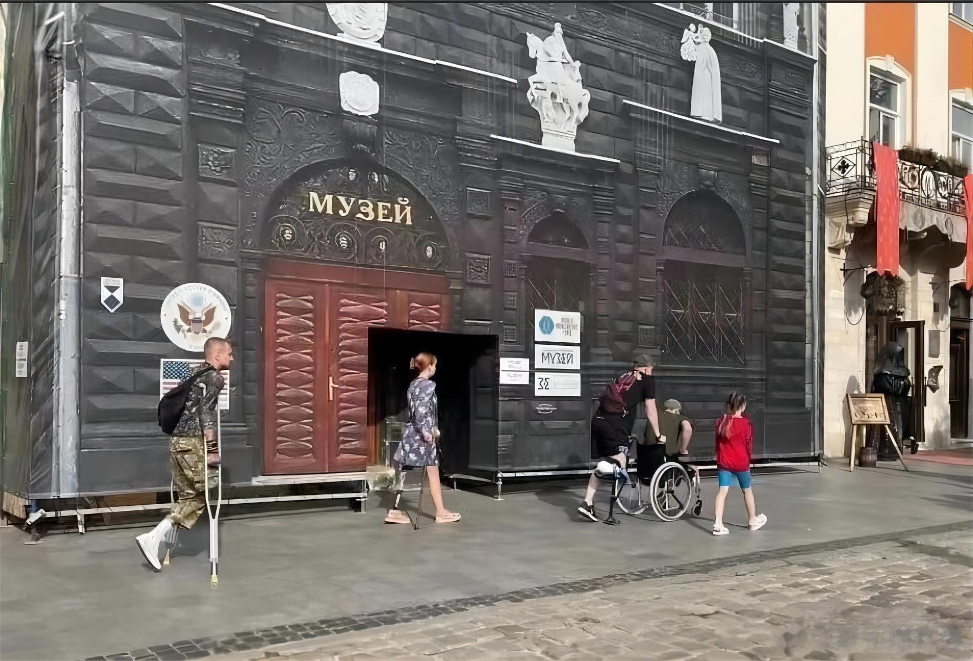 这张图大概就是现在乌克兰的一个缩影吧，乌克兰西部利沃夫街道的一角，5个行人中有4