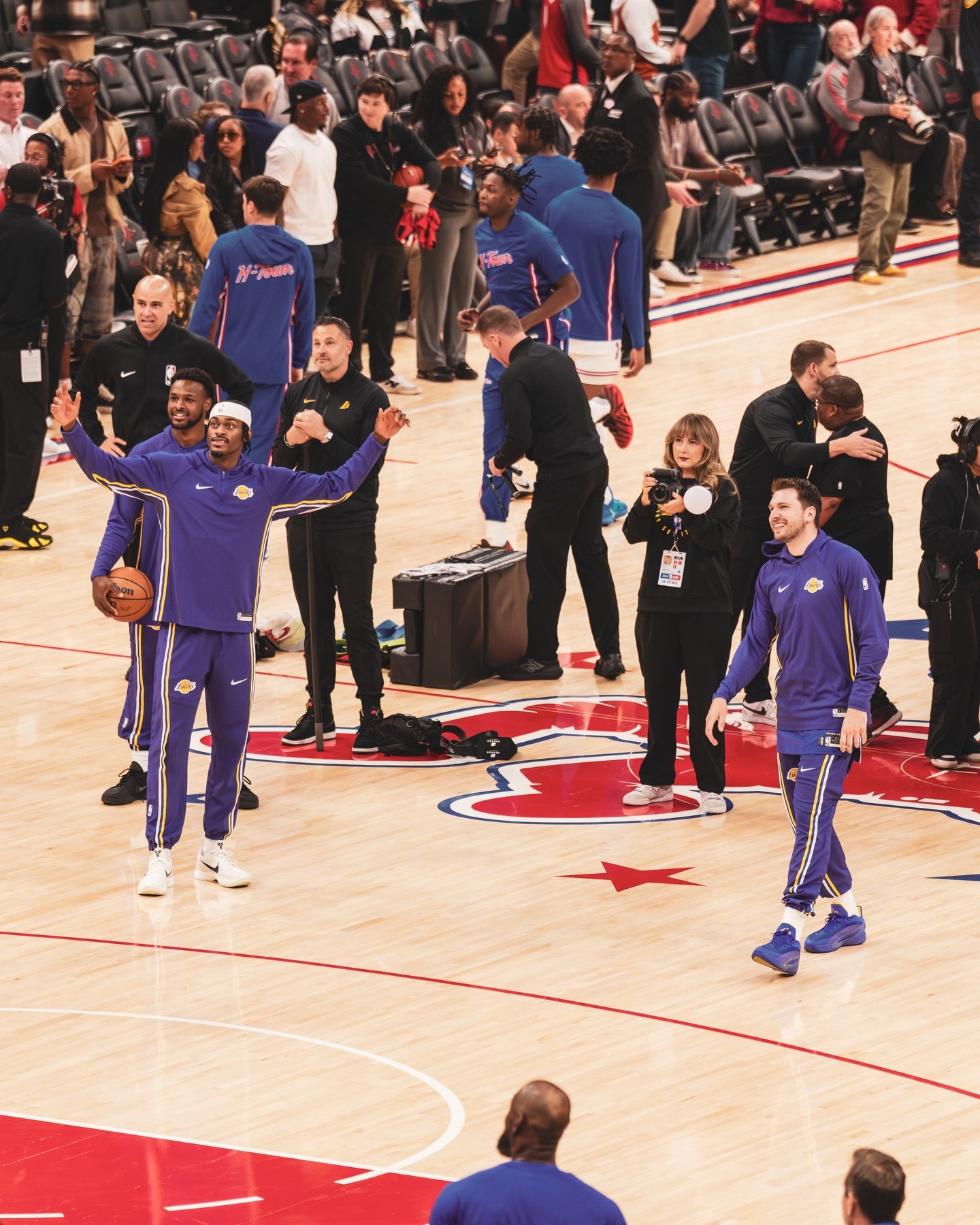 NBA场边摄影师多，有些角度特别帅气。 