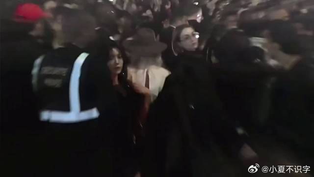 蔡文静湿发烟熏妆 蔡文静湿发烟熏妆太酷了！极致烟熏眼妆搭配湿发造型，将又A又飒的