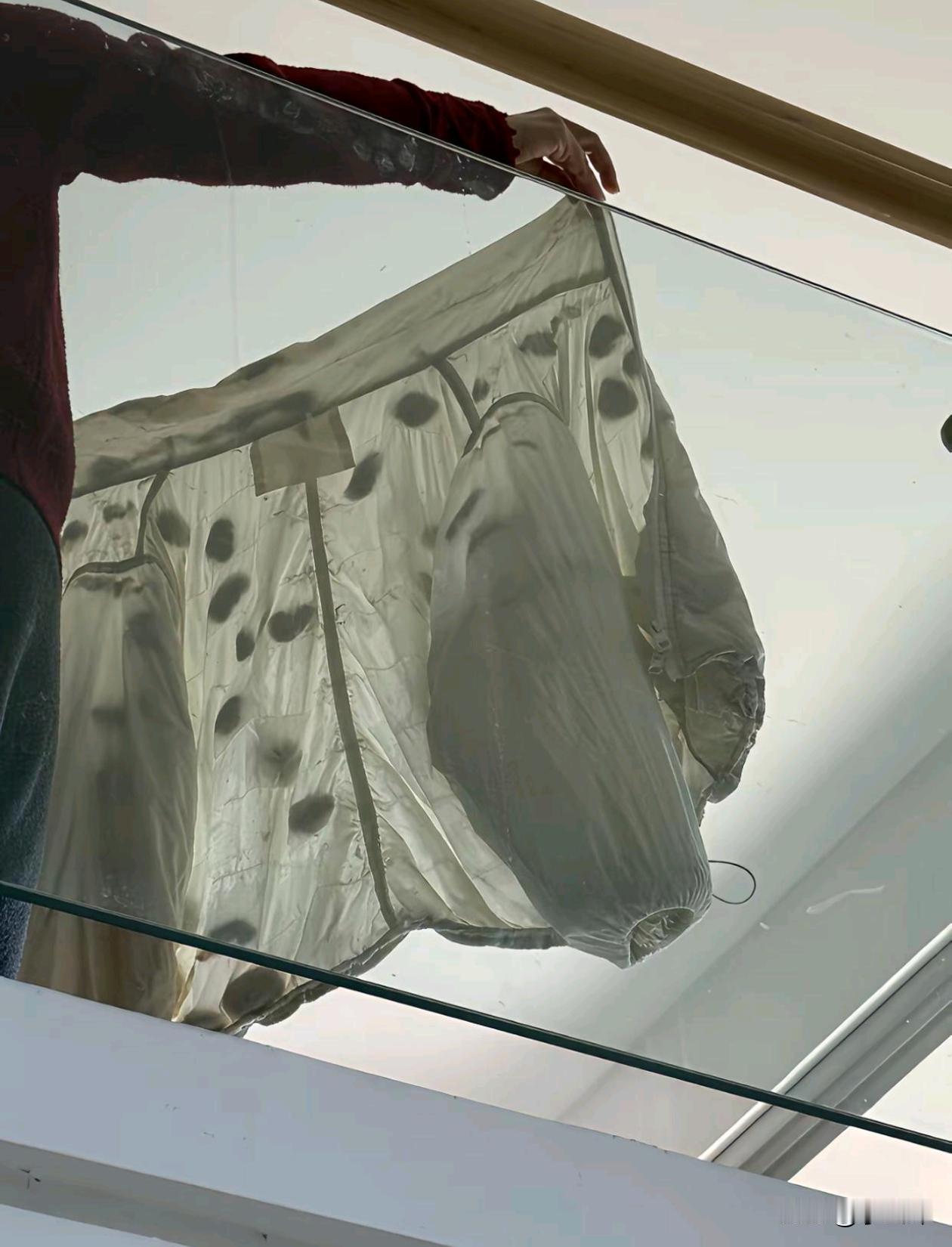 把羽绒服扔洗衣机洗成这样了，有啥办法能恢复过来？