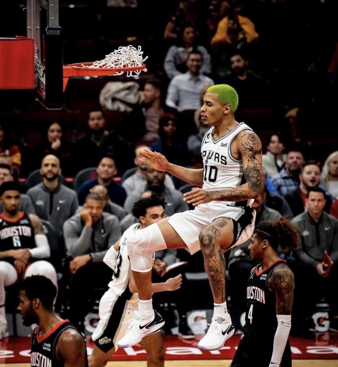 索汉现在身上挂着两个头衔，一个是NBA总冠军，一个是G联盟状元。今年二月他离开马