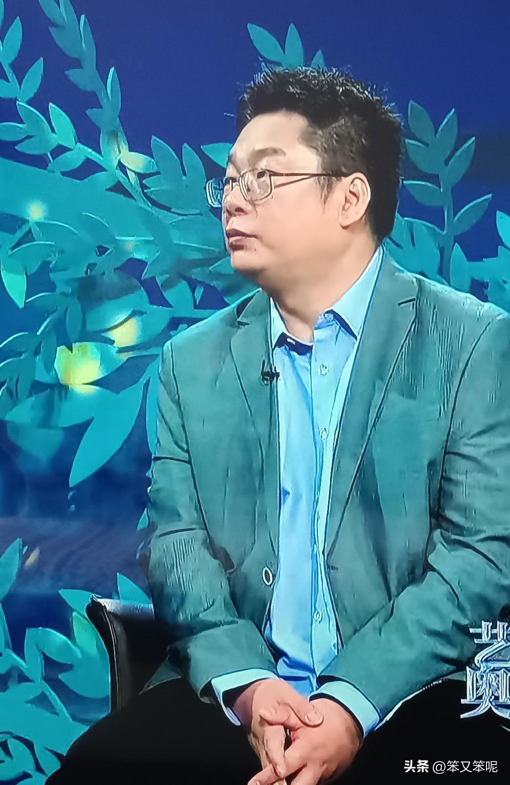 启封那坛陈酿时，满室都是三十七度的往事。酒气里浮着那年夏天的蝉鸣，冰镇汽水撞在一