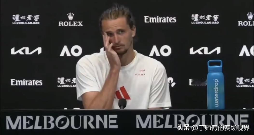 兹维列夫被问及比赛中阿尔卡拉斯因抽筋申请医疗暂停一事。

兹维列夫：“他抽筋了，