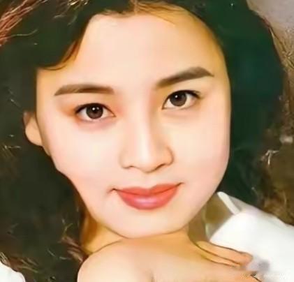 曾经，英家的俩媳妇，一个比一个漂亮，一个比一个出名。一个快人快语，一个沉着内向。