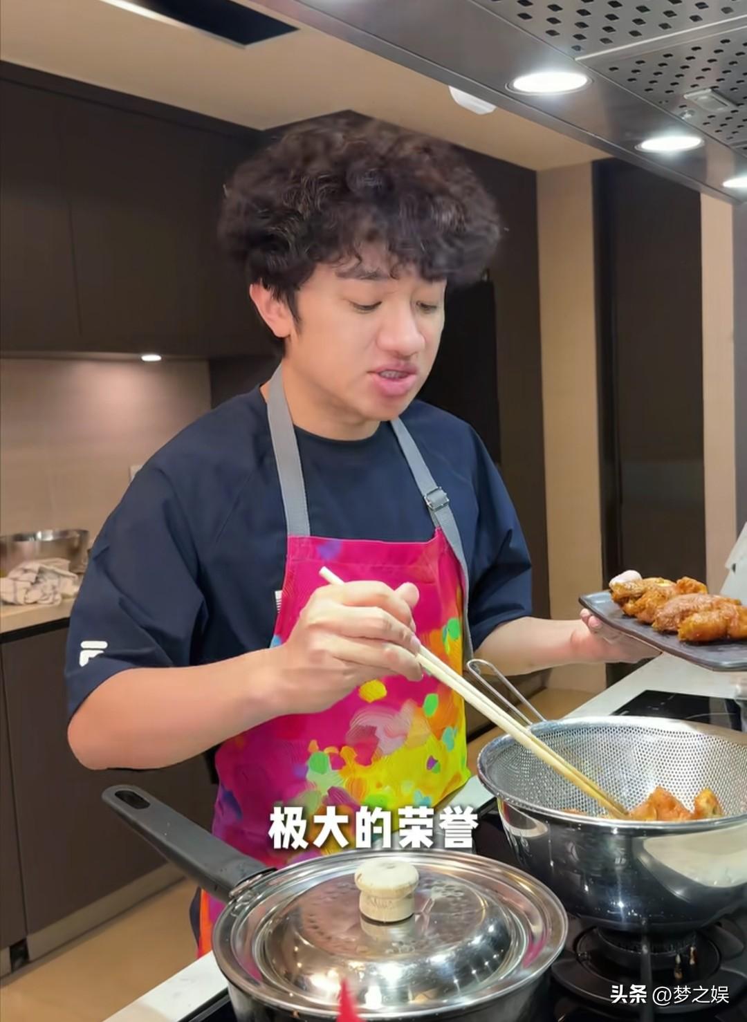 王祖蓝，这个发型像大姨一样啊，哈哈，在厨房做饭的王祖蓝造型真酷，给家里的三位公主