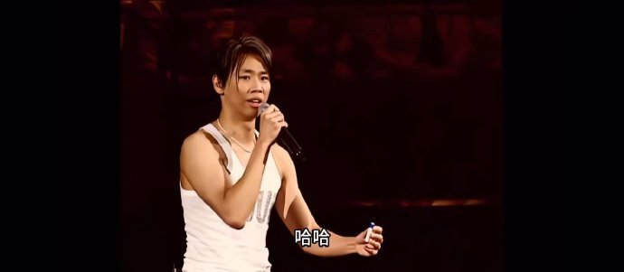 陶喆给歌迷藏唇膏被大屏投屏了陶喆的演唱会总是充满惊喜，这次七夕特意准备的润唇膏小