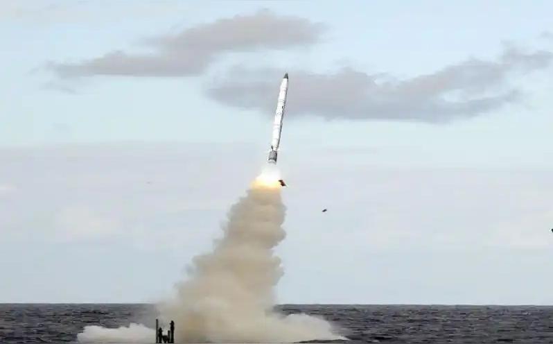 美国正式回应中国潜射导弹试验：表态很短，压力不小

一枚导弹从水下升空，落入太平