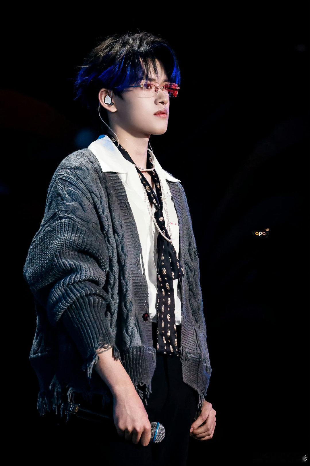 张极丝绸西装完全是daddy级别新音舞台上的张极，丝绸西装加身自带高光，成熟魅力