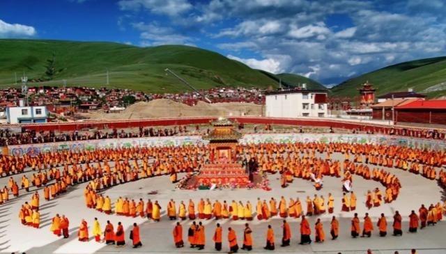 中国最大的尼姑庵——亚青寺，有2万多名女性在此苦修，这里有一个死规定：天黑之后，