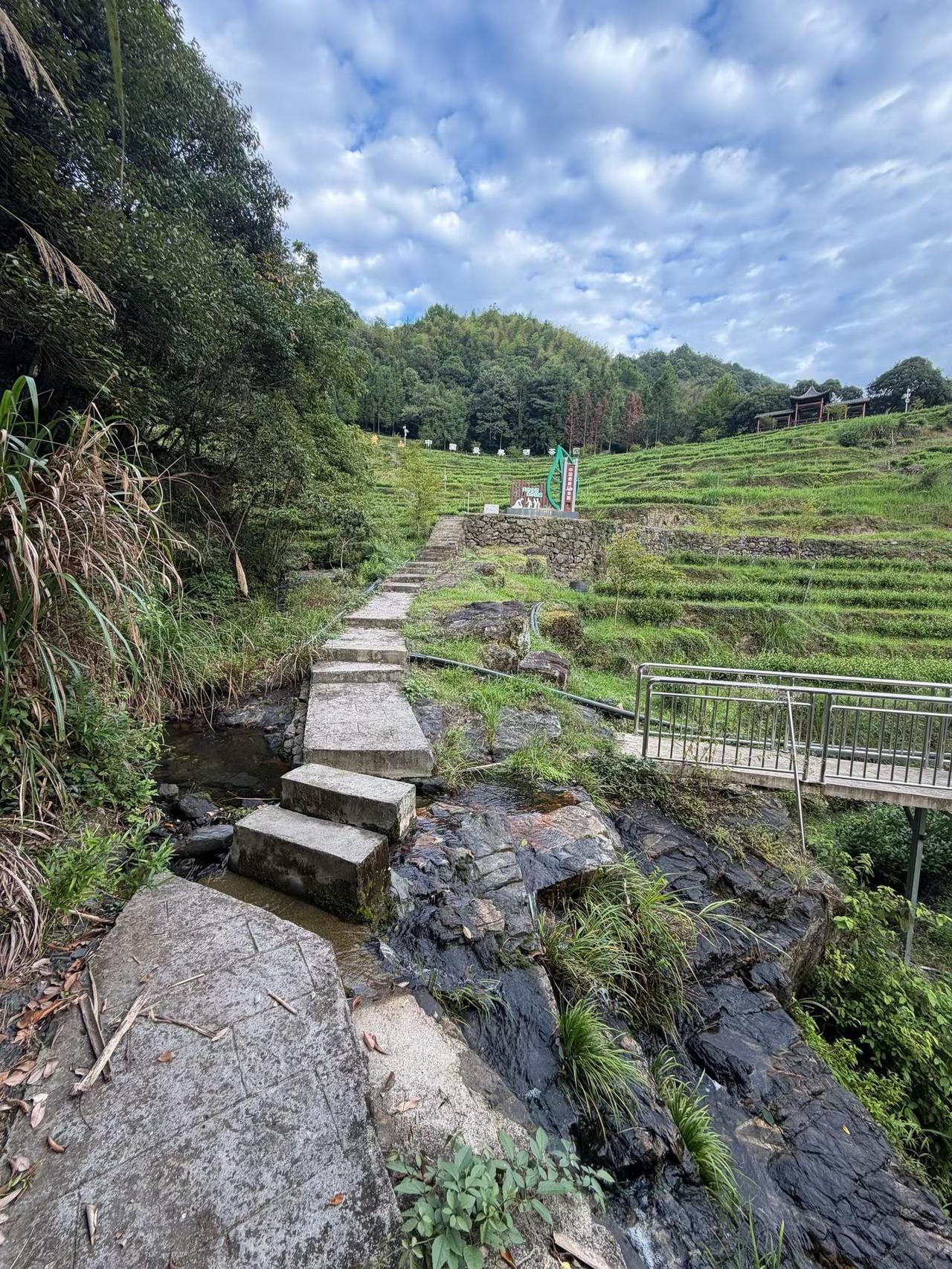 神箭贯日摧千垒，东风破阵镇八荒