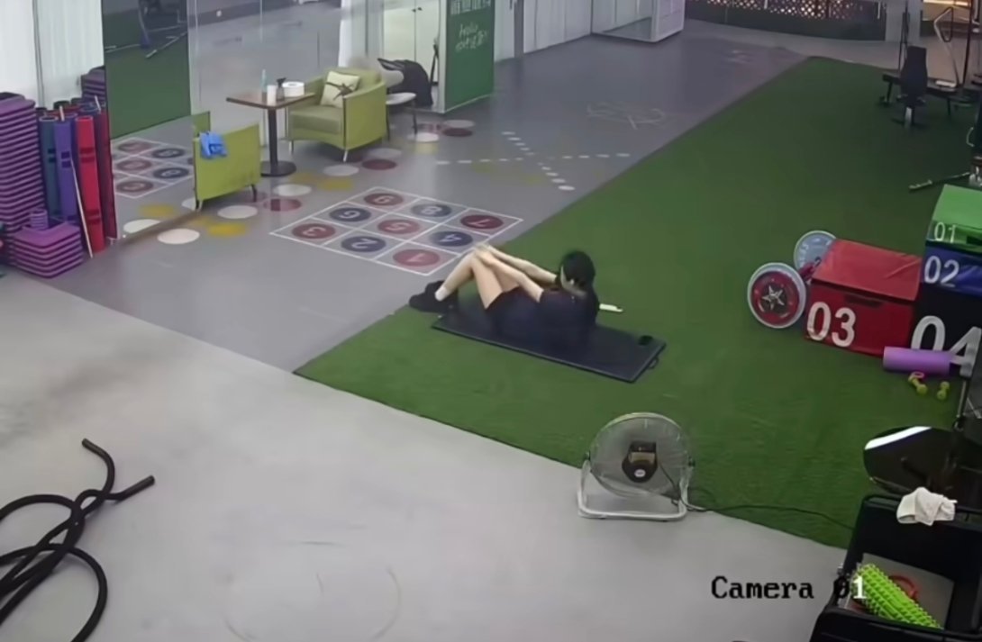 这是在健身房睡了个下午觉吧练会儿 休息会儿 睡着了💤有好心人“盖被”被突如其来