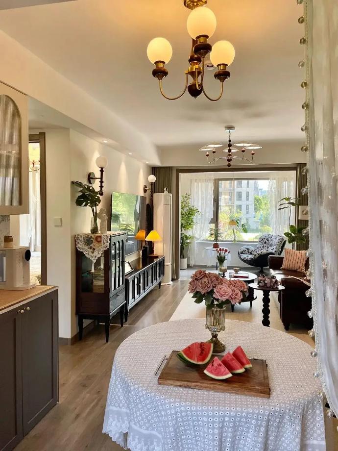 妈妈把78㎡的小家，装出了我住不起的派头，邻居表示像别墅似的 