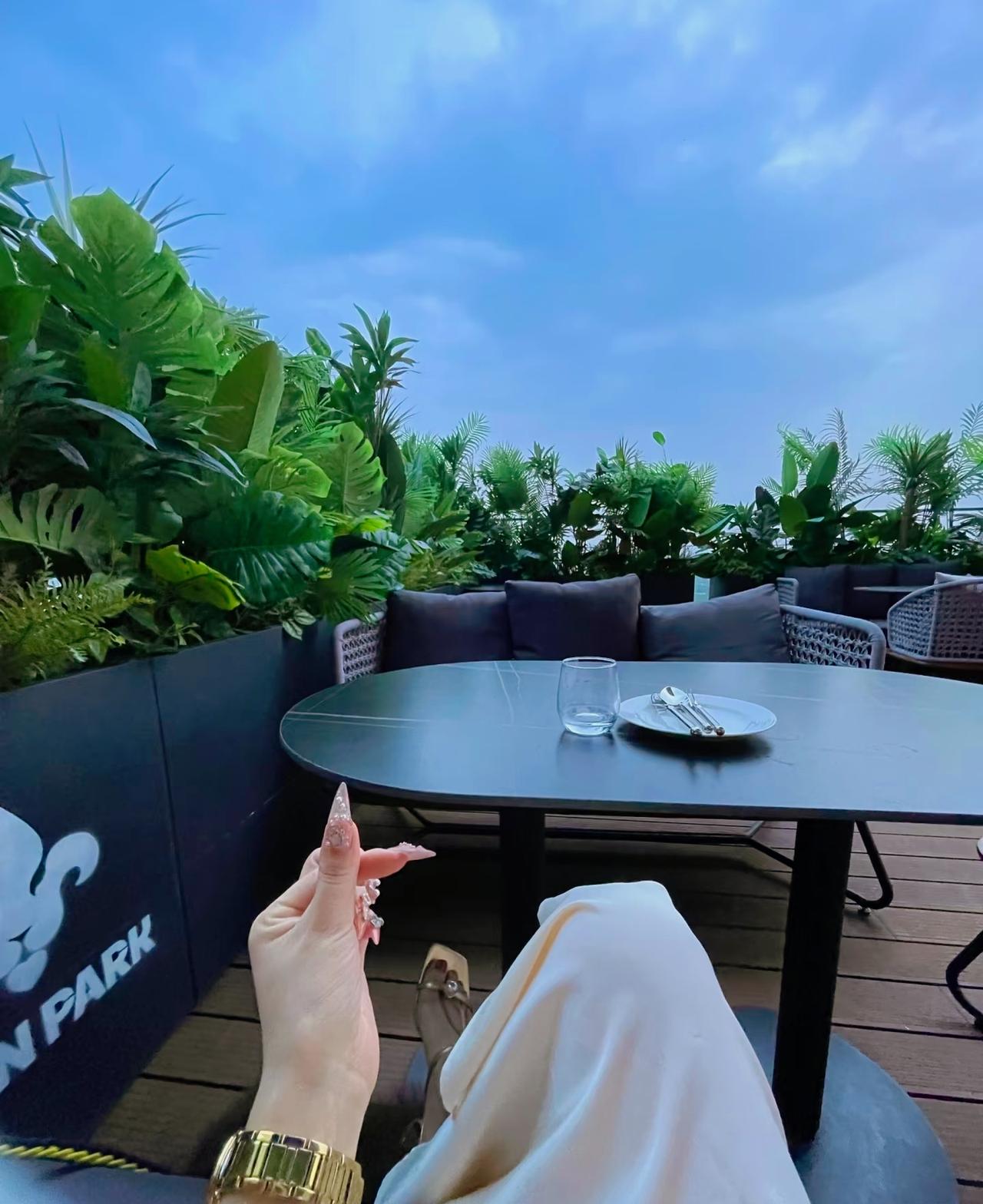 我发现了一个很残忍的人际交往事实：别人对你的态度实际上取决于你对自己的态度。
