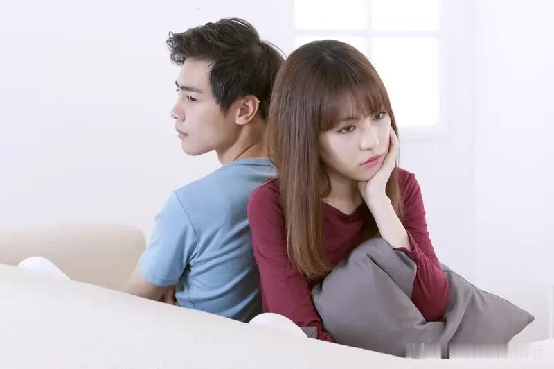 同居到底是感情的试金石还是坟墓，我觉得因人而异。大学室友林琳和男友同居半年后就结