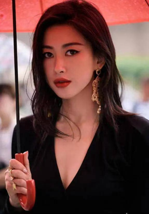 朱珠这和20年前有什么区别从惊艳到耐看，朱珠这20年只增不减的是气场与魅力，状态