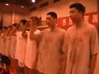 易建联经典搞笑场面:当年国家队军训时阿联也是个分不清前后的懵懂小青年……看把唐正