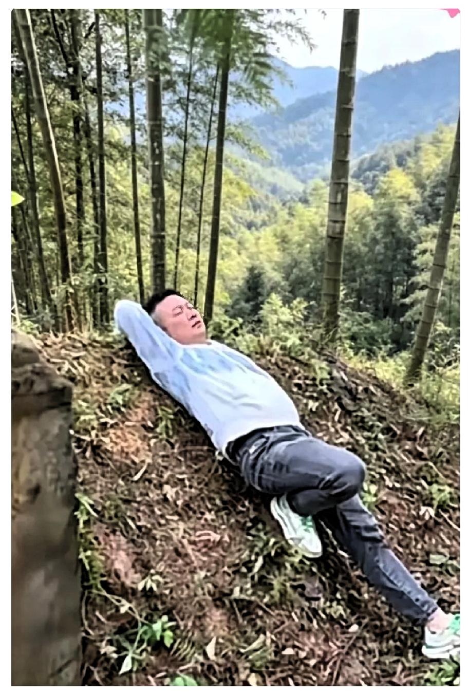 遗憾终生！

这几天刷到一个清明节扫墓的视频，心里真不是滋味。

画面里有个大老