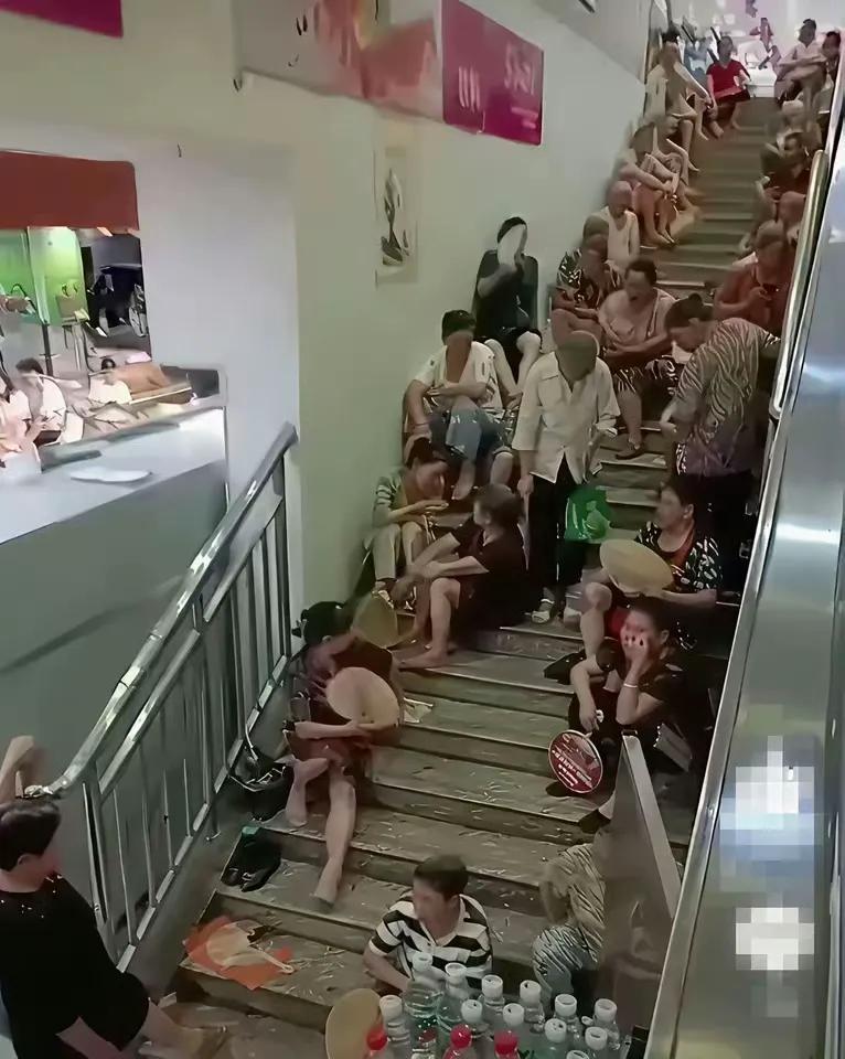 网友:
说不得，骂不得，空调关不得，超市老板的无奈！
有没有好方法可以解决这个问