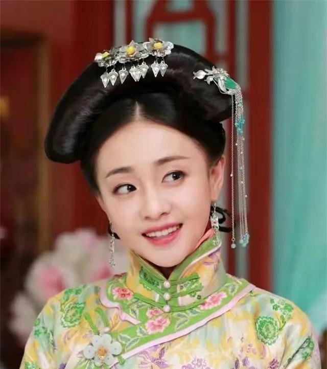 1680年，康熙帝在惠妃宫中，遇到了一位貌美如花的小宫女，遂想将其纳入后宫。
