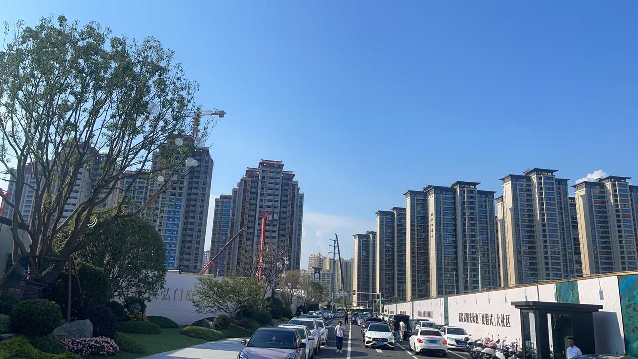昨晚泉州建发鲤悦项目超𝟱𝟬𝟬𝟬㎡诗意展示区开放，现场也是挤满来参观的市民