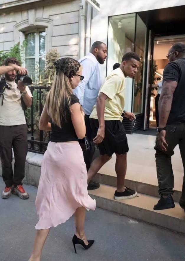 世界杯结束后，姆巴佩迎来难得假期。近日，他与女友Ester一同现身巴黎街头，被拍