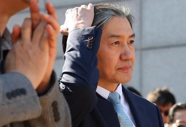 曹国在8月15日特赦出狱，他最想见的人不是他老婆，也不是李在明，而是把他送进监狱