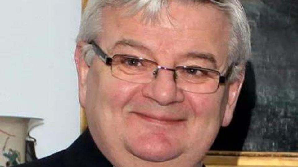 德国前副总理兼外长菲舍尔认为，过去的一年，是美国自毁根基的一年。

他指出，特朗