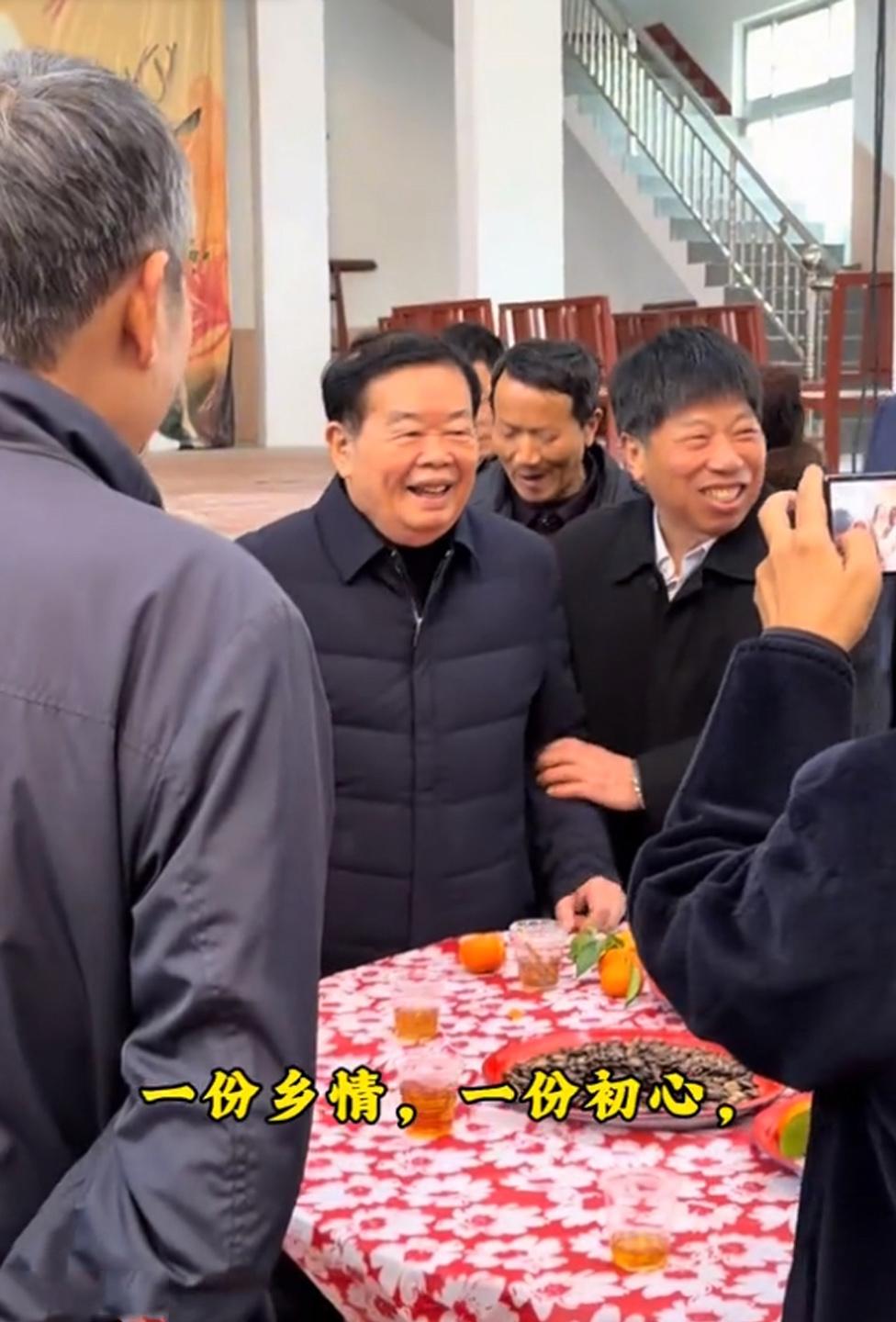 曹德旺不愧是首善，每年正月初一都会回老家给高龄老人拜年，今年也不例外。他老家在福