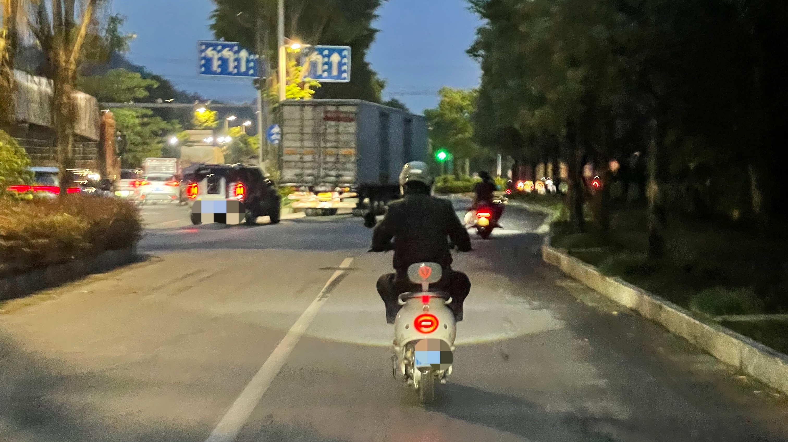 【7月玉林30度气温一男子穿棉衣骑电车】7月19日，网友爆料称：玉林7月30度的