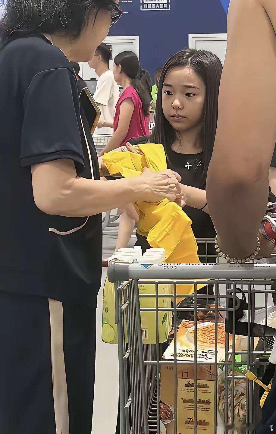 我发现一个非常有意思的事！小酒窝跟着妈妈董璇永远光鲜亮丽，跟着爸爸高云翔就穿着随