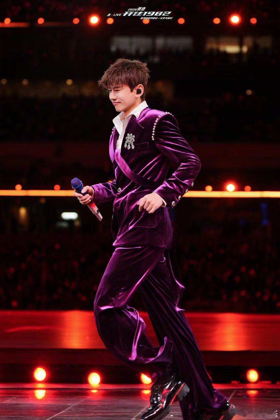 张杰张杰连开9场演唱会有空还打高尔夫高强度巡演模式开启，张杰11天9场演唱会，彩