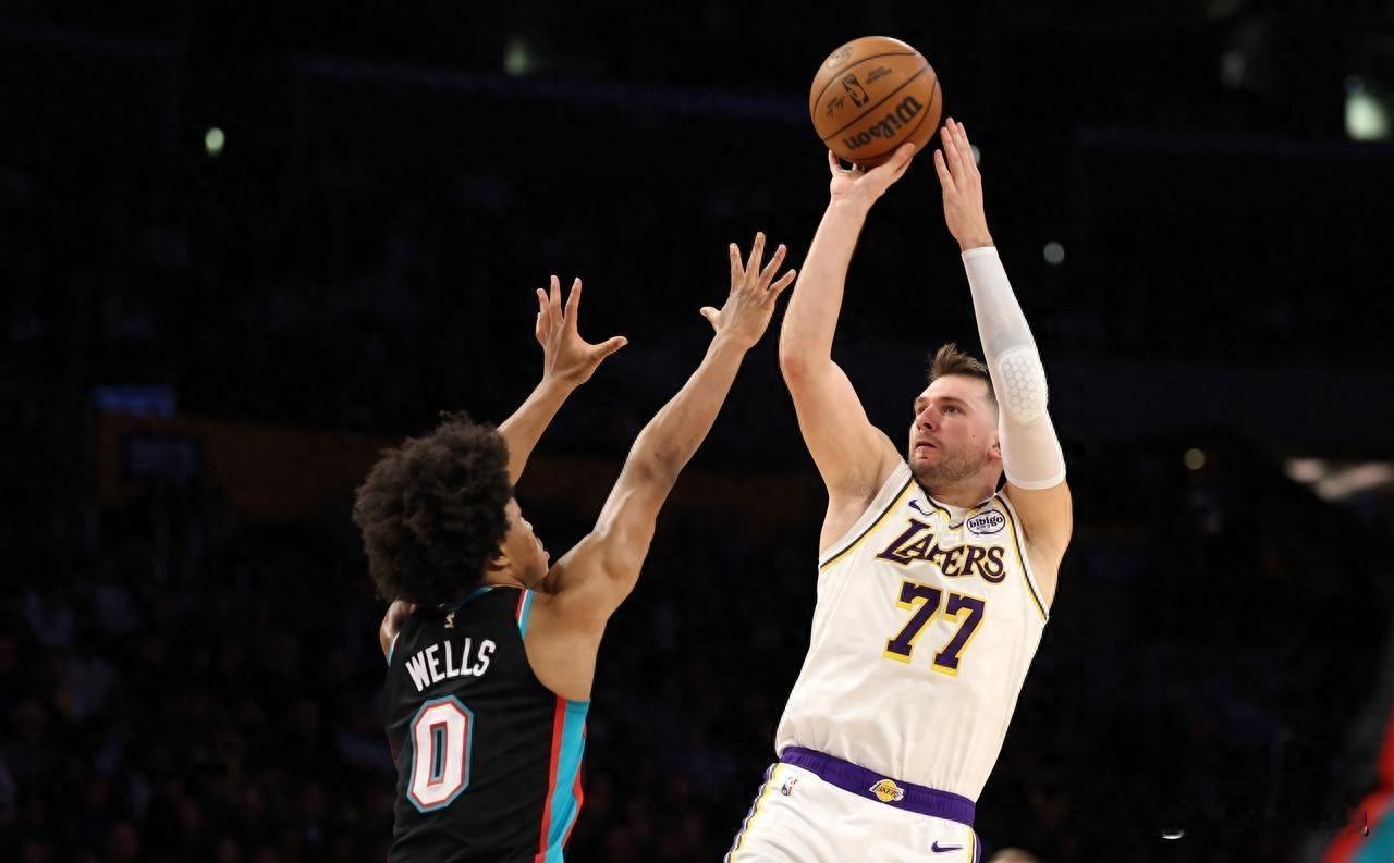 詹姆斯26分10助，东契奇36分9板，拉拉维亚26分成奇兵。
湖人在主场打灰熊这