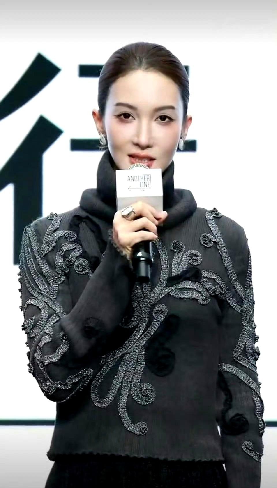 金晨最近的脸我真是看傻了！

现在网上吵翻了，有人说妆造作妖——以前她是清瘦挂的