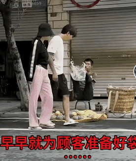 残疾人最好让顾客自己这样装袋，这一对也许有洁癖，但是不会说我自己来就可以了吗，不
