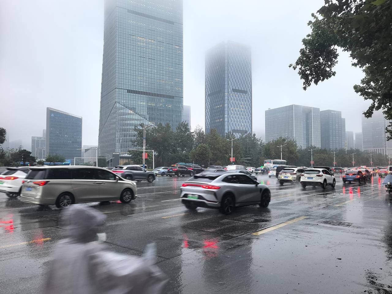 10月10日济南的秋雨继续下
昨晚的两道电闪伴随两声惊雷打破了济南的夜空