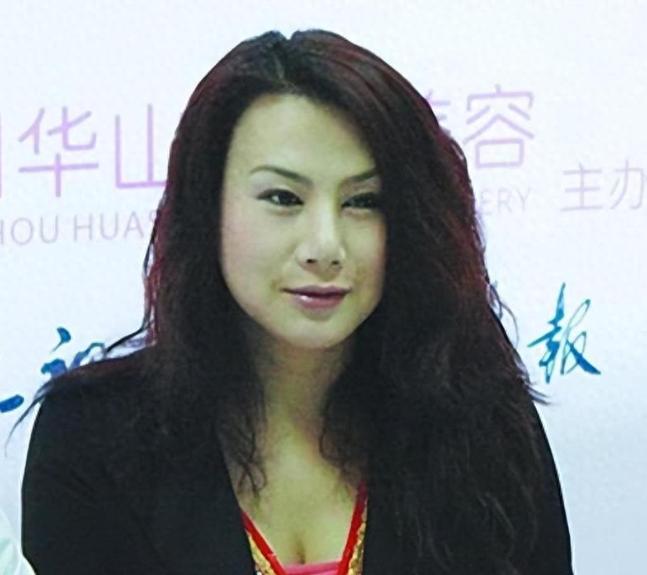 “华东第一变性美女！”

黄宁倩老家在安徽天长农村，原先名字叫黄恩岭，打小就跟身