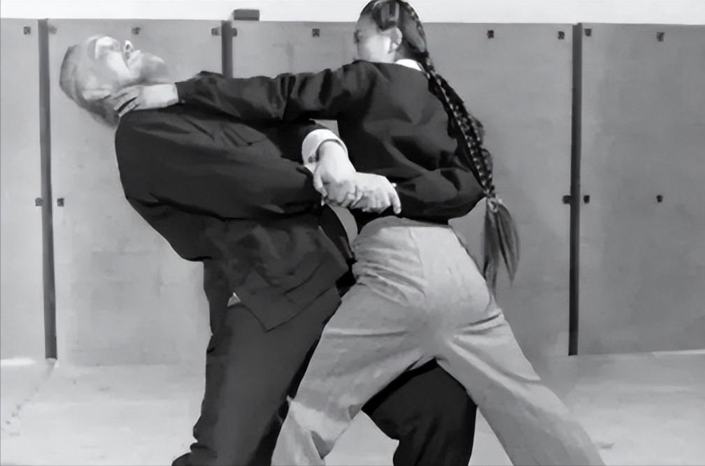 1968年，80岁的武僧宋九庵遇见了18岁的流浪姑娘宋莲萍，当时宋莲萍已经饿晕，