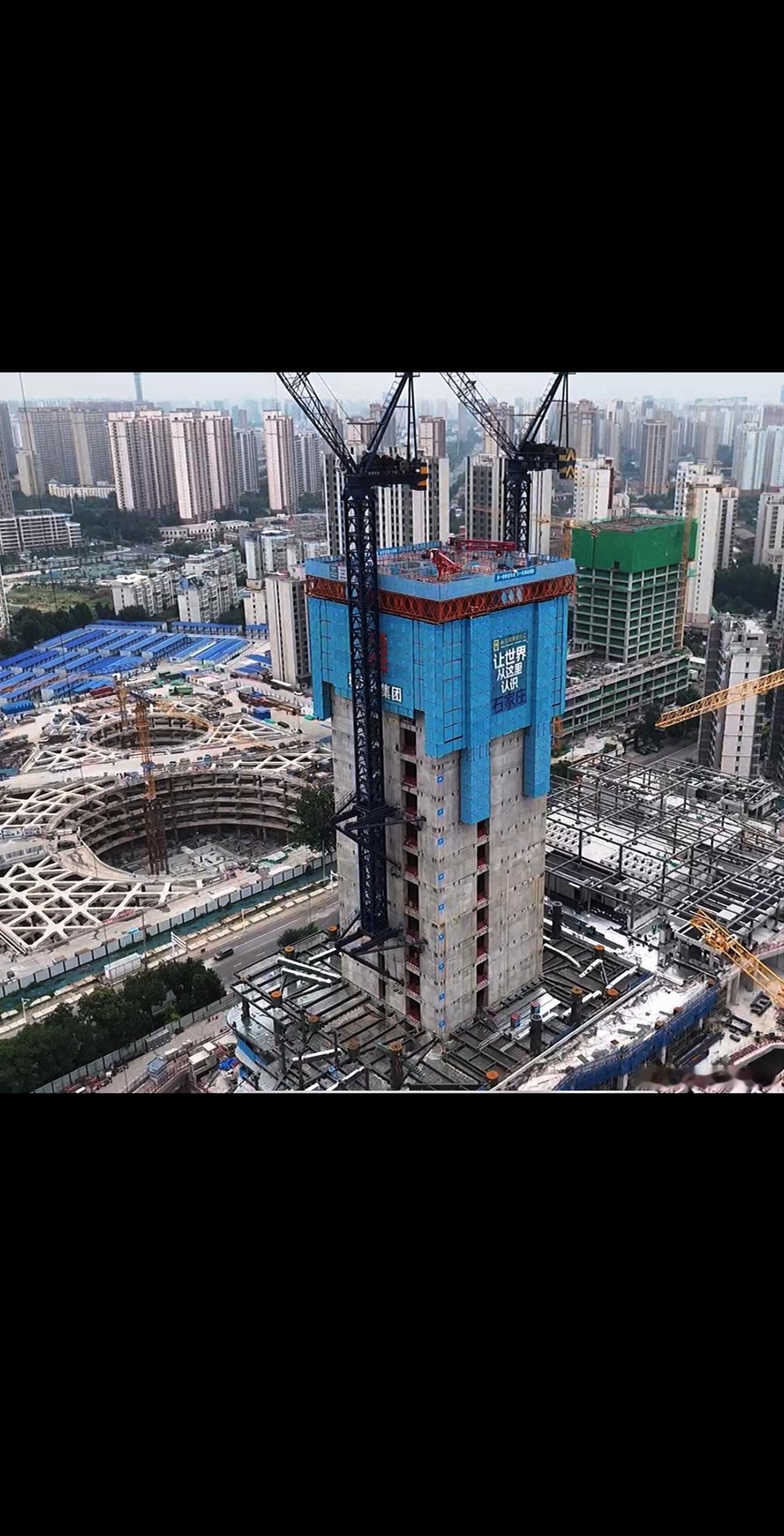 一主两副“山字形”天际线，地铁、地下商业互联互通，高铁片区核心封面地标，主塔24