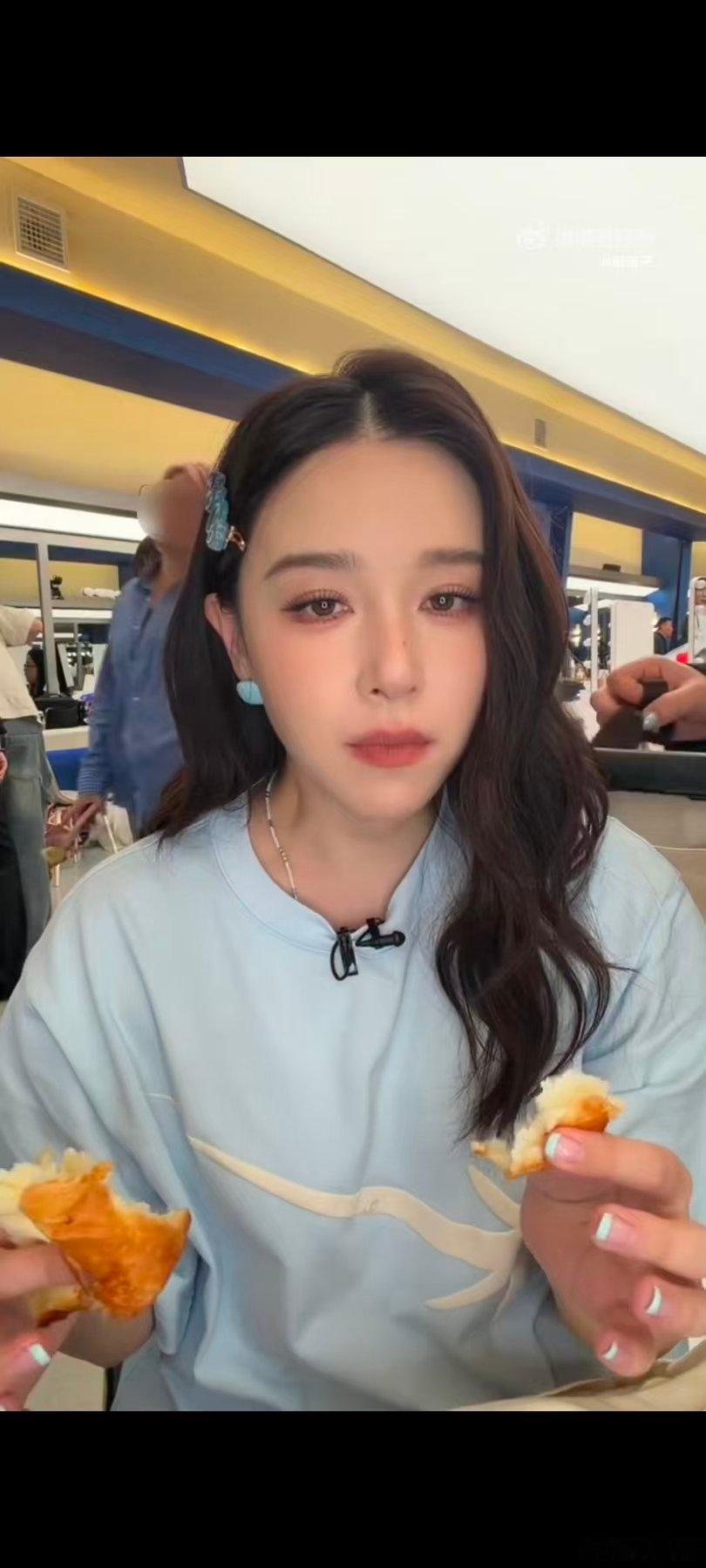 阚清子 老自一口老几一口乘风2026接地气女明星实锤！阚清子大口炫饭，一口一口超