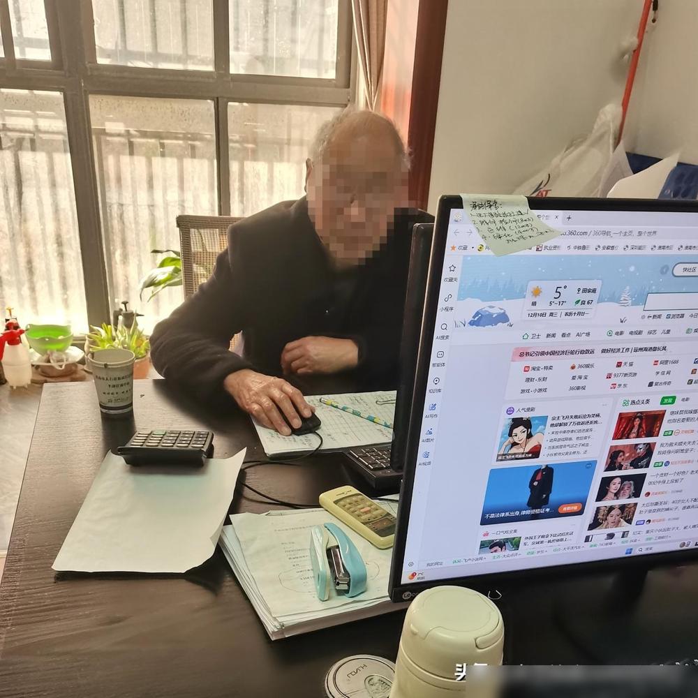 这是我遇到的第二个80岁以上还能工作的老人，他和我母亲同龄，在我母亲大口吃饭、拉