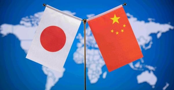 纽约联合国大会会场，高市早苗当众提出要删掉联合国宪章里面的敌国条款，她说战争过去